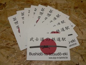 Aufkleber Bushido no tetsudo-eki Dojo im Bahnhof 12cm x 8cm 10 Stück
