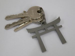 Schlüsselanhänger Torii mit Schlüssel