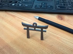 Schlüsselanhänger Torii auf Schreibstisch stehend