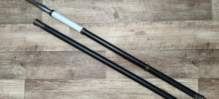 Yari mit scharfer Klinge zerlegbar